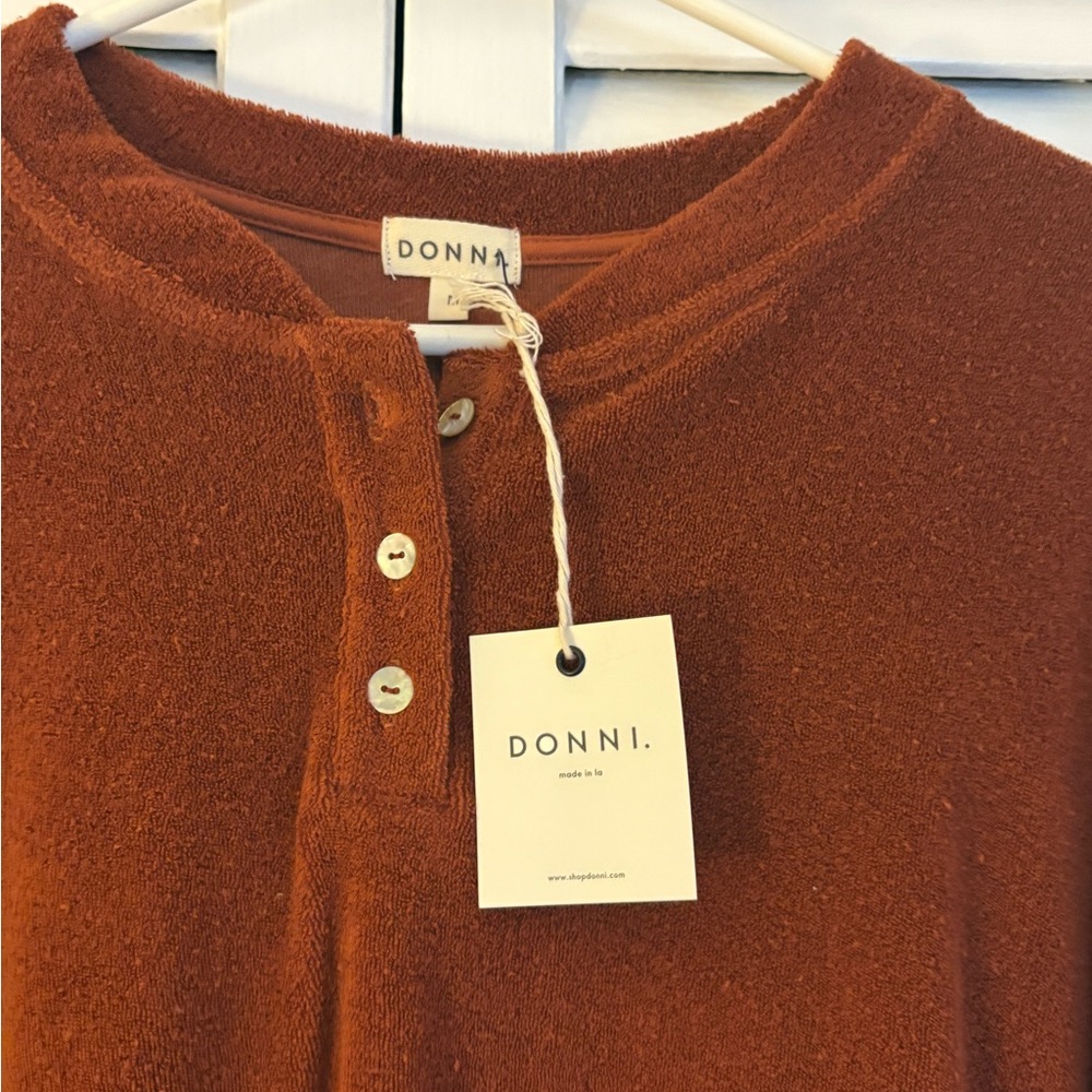 DONNI. Henley  Sweater in Warm Rust - Picture 4 of 4